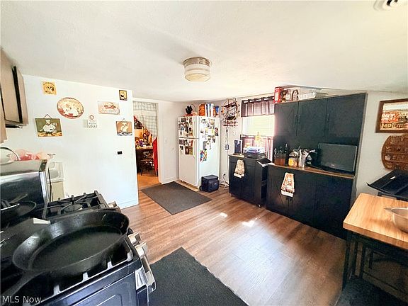5th image of 678 Thomas St