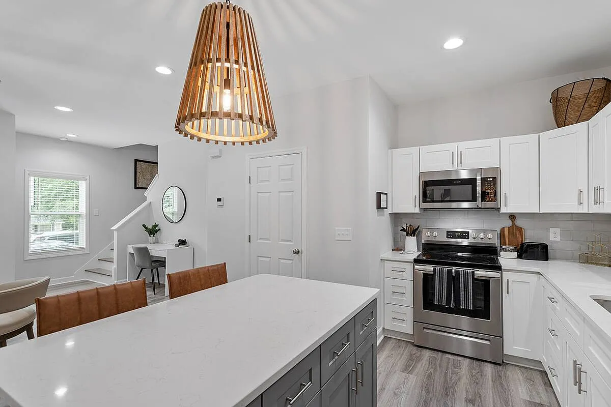 3 bed, 2.5 bath, 1221 sqft, $4,000 — Photo 3