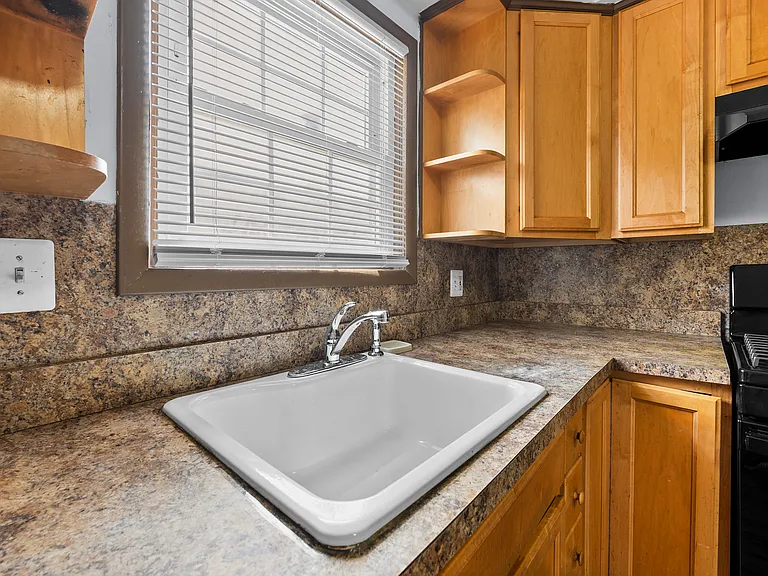 140 Hubbard St — Photo 32