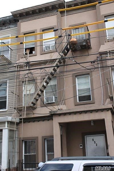 2nd image of 952 Rogers Pl