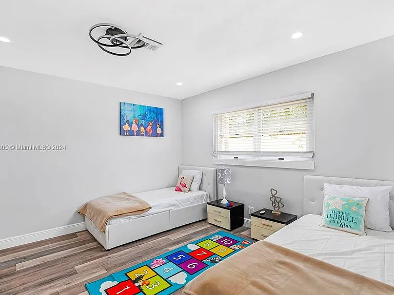 5320 NE 16th Ter — Photo 25