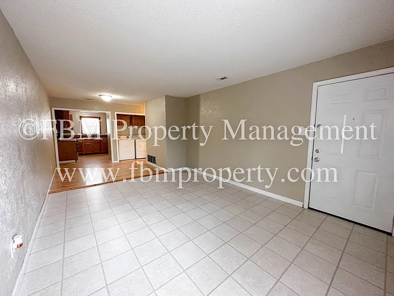 2612 W Sycamore Ave #4 — Photo 2