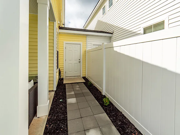 121 Hawthorne Landing Dr — Photo 25