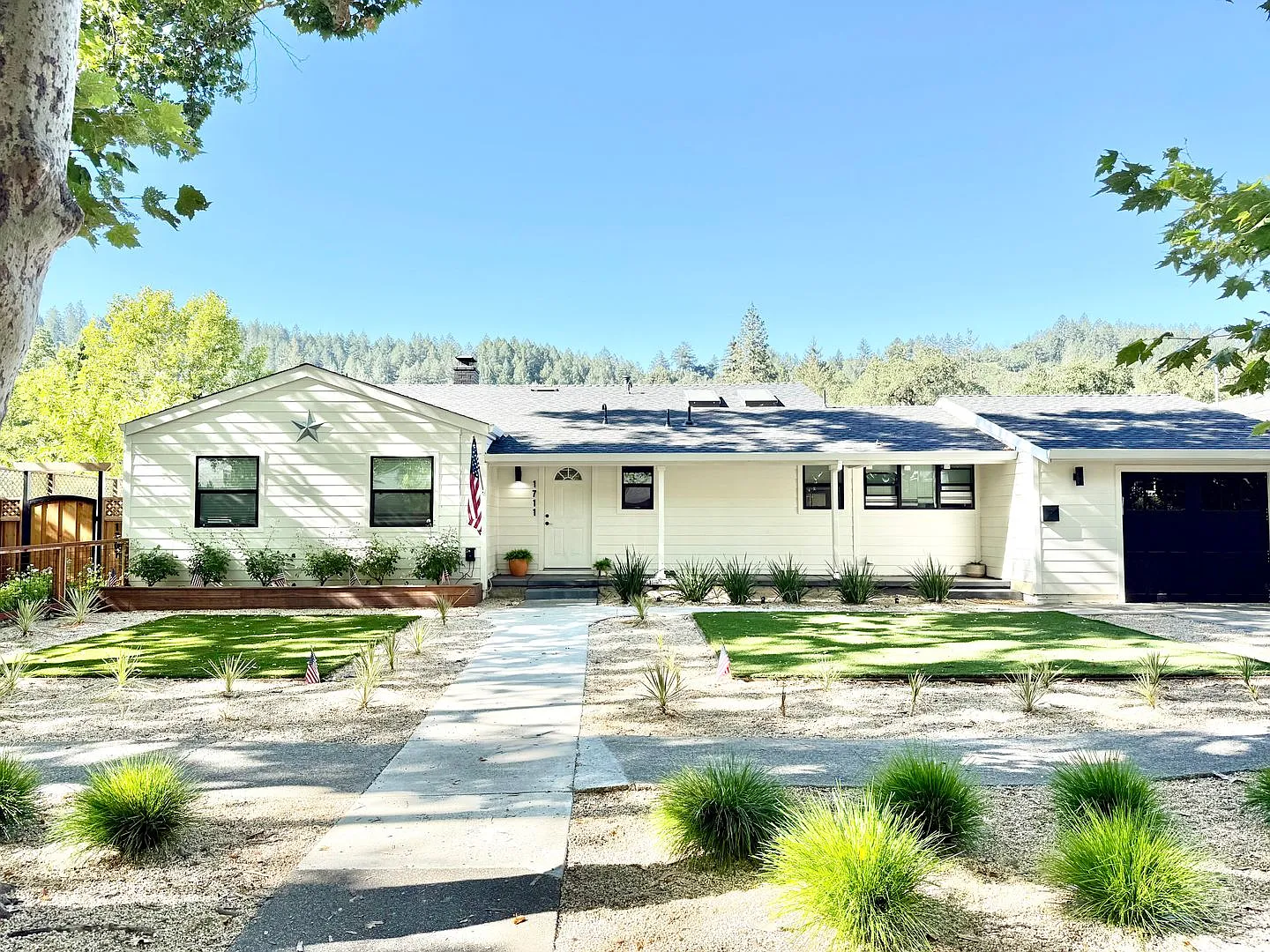 Beautiful Remodeled Calistoga Home On Desirable Tree Lined Street — Photo 2