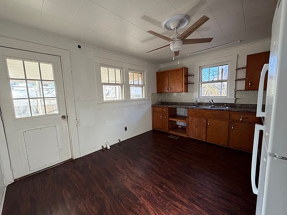 3rd image of 823 Columbus St