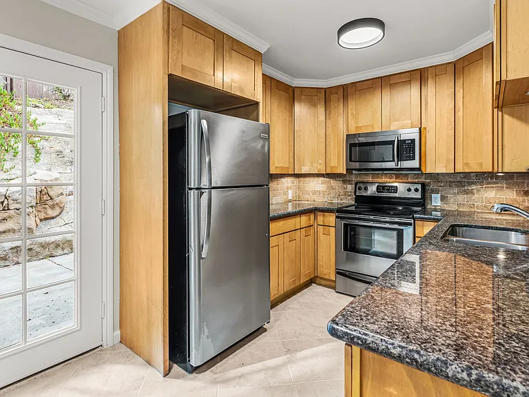 216 Guajome St #A — Photo 16