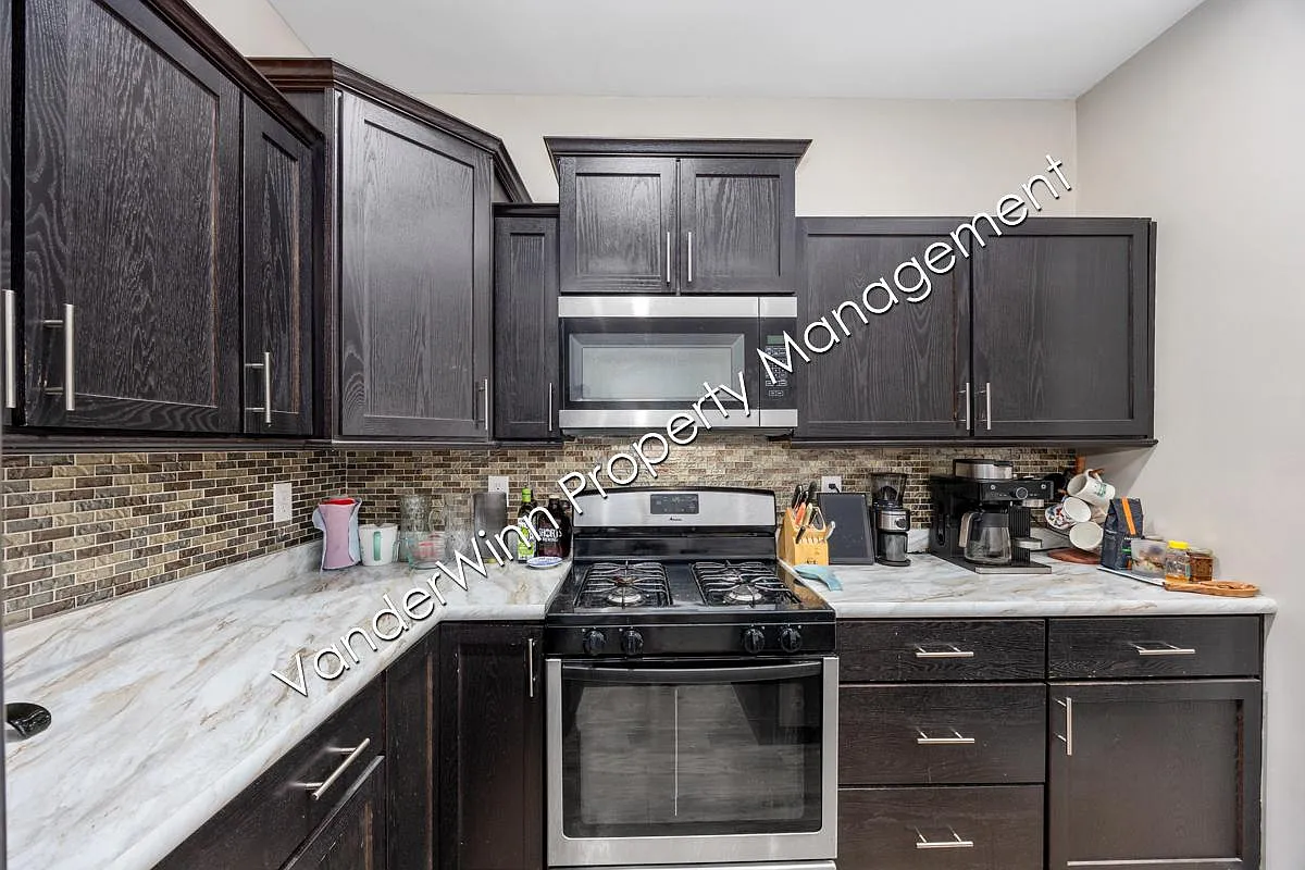 Unit Photo - 739 Bates St SE