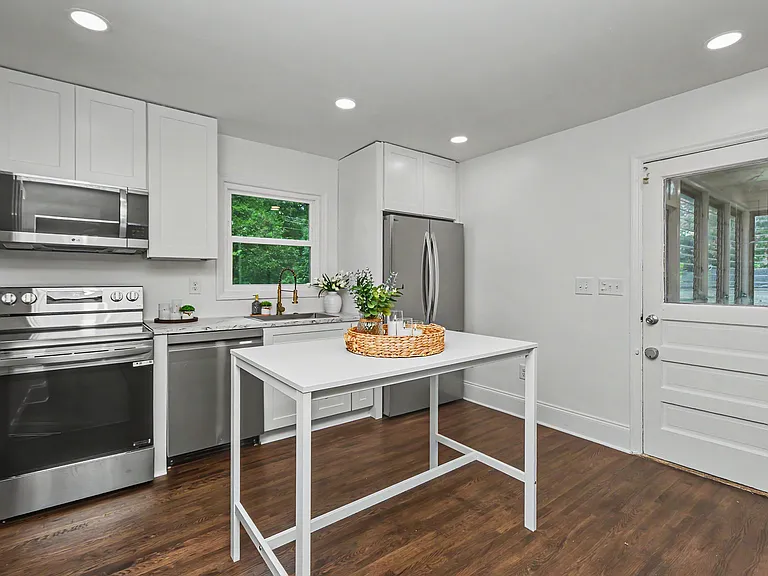 2200 Eastway Dr — Photo 6