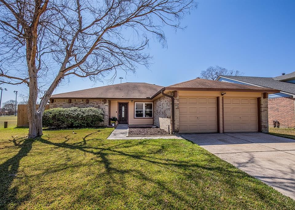 Welcome to 13523 Pecan Oak!
