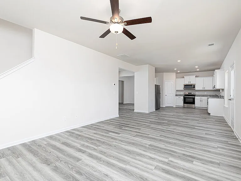 639 Mackenzie Cv — Photo 9