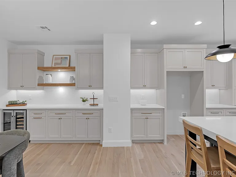 515 W El Paso St — Photo 24