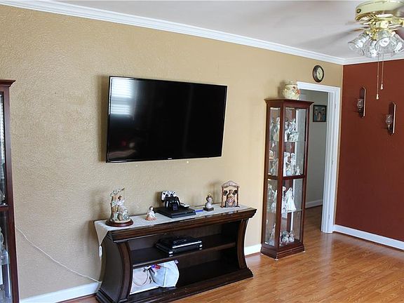 5th image of 1115 Clarence St