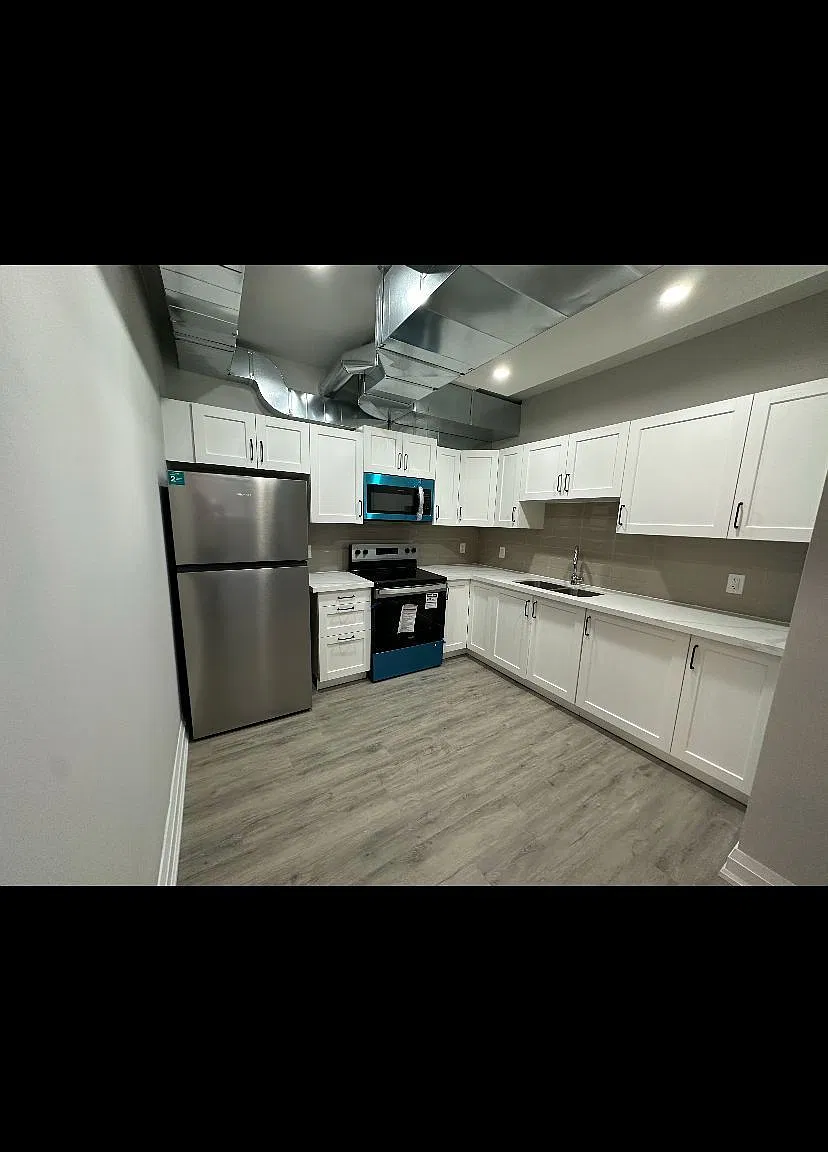 837 King St E — Photo 3