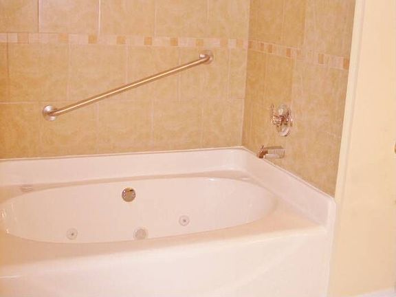 Master jacuzzi jetted tub
