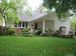 1034 Stuart Pl, Seaford, NY 11783