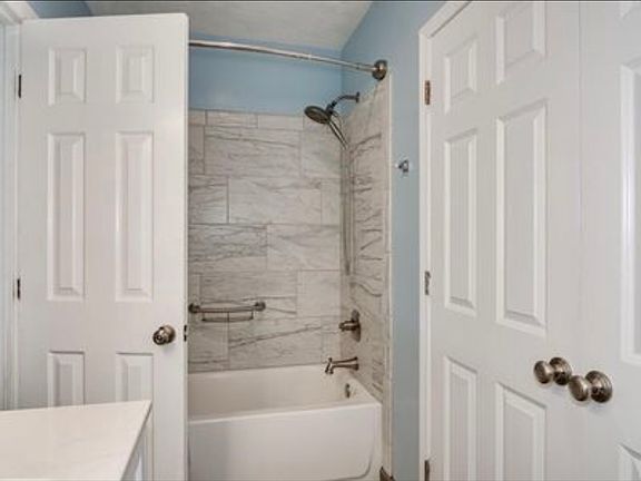 4th image of 2140 Arrowhead Dr #2940