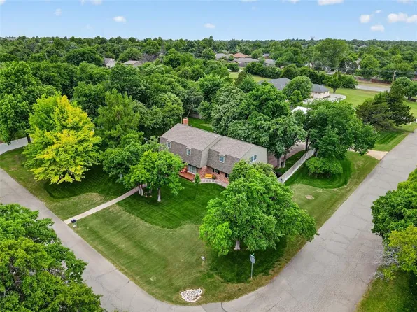 2113 Hummingbird Ln, Edmond, OK 73034