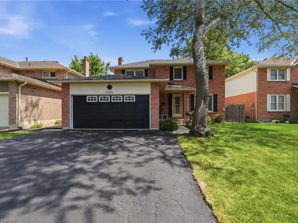 2055 Hunters Wood Dr, Burlington, ON L7M 2T9