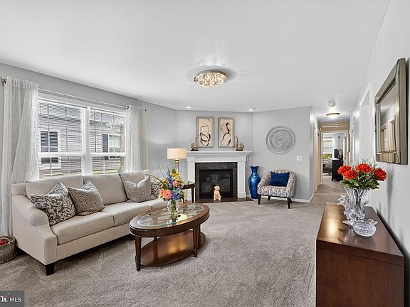 4th image of 411 Honeysuckle Ln