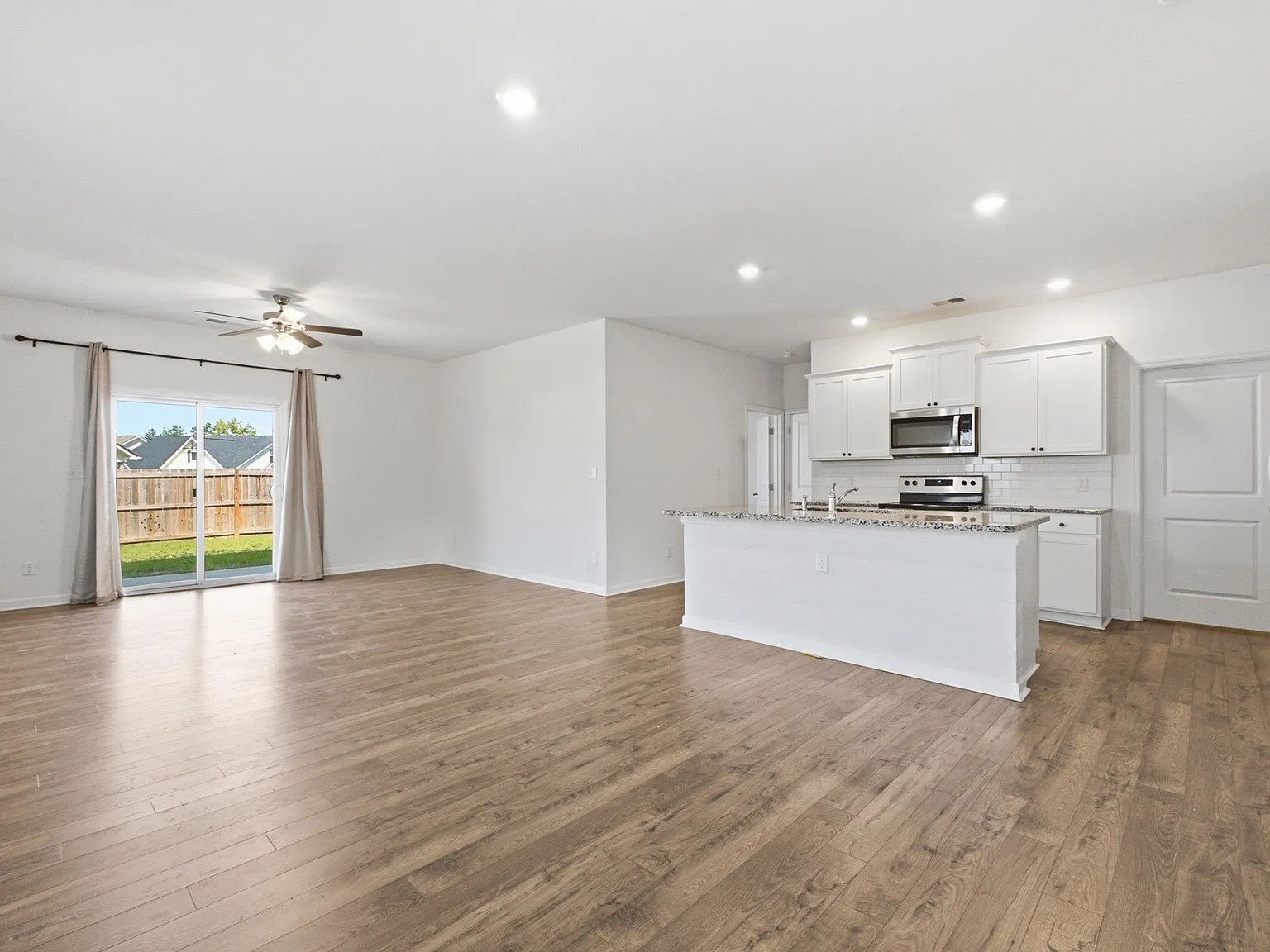 5 bed, 2600 sqft, $2,495 — Photo 2