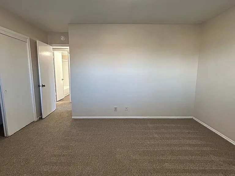 915 N 48th Ave — Photo 31