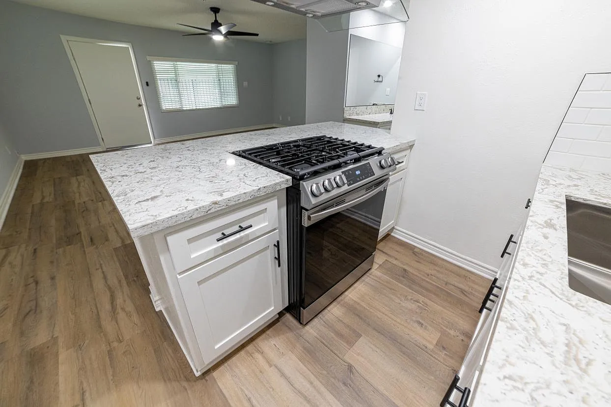 Stratford Apartments — Photo 4