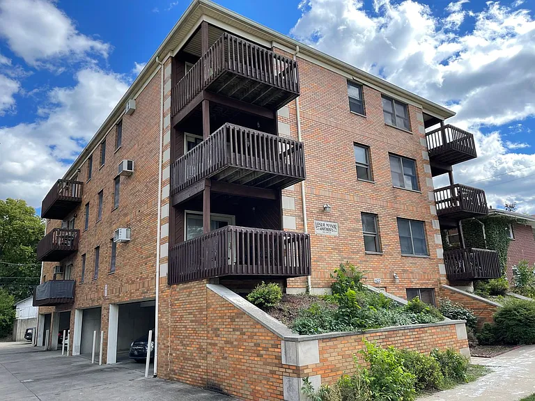Leslie Manor Apartments — Photo 1