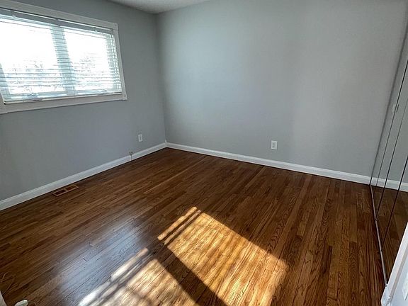 4th image of 423 Nichols Dr