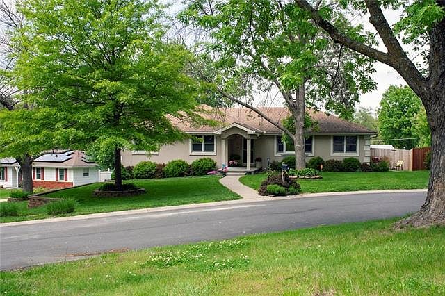 1st image of 21 N Carriage Dr
