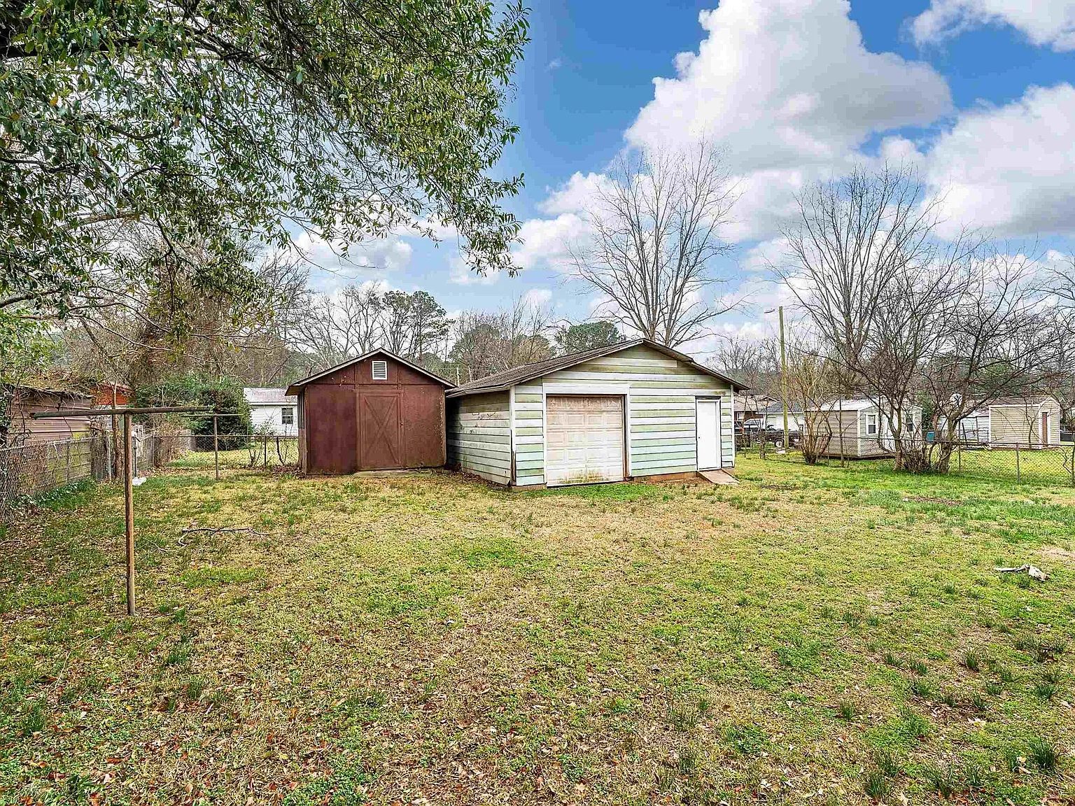 3 bed, 1.0 bath, 1450 sqft, $1,050 — Photo 3
