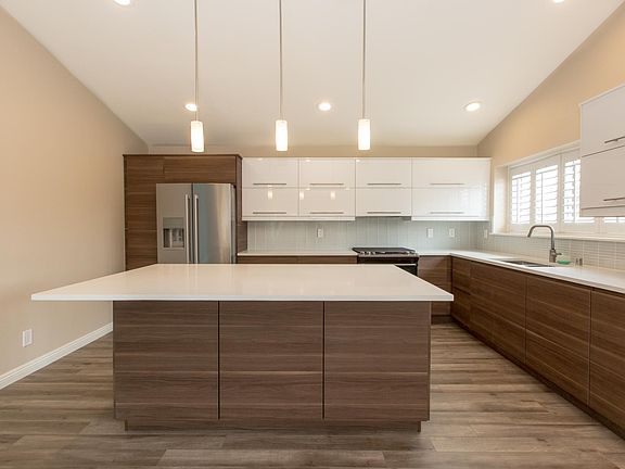 Huge modern kitchen! New dishwasher, fridge, stove, and micr