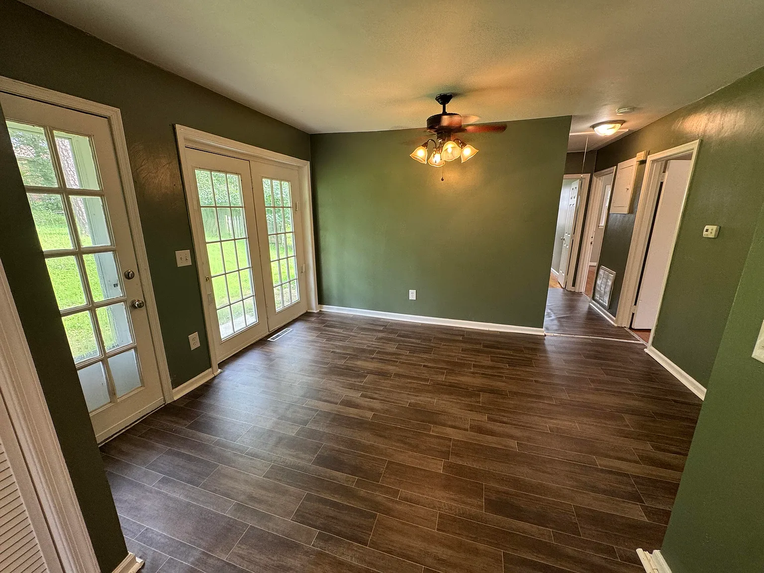 3 bed, 1.0 bath, 1200 sqft, $1,500 — Photo 2