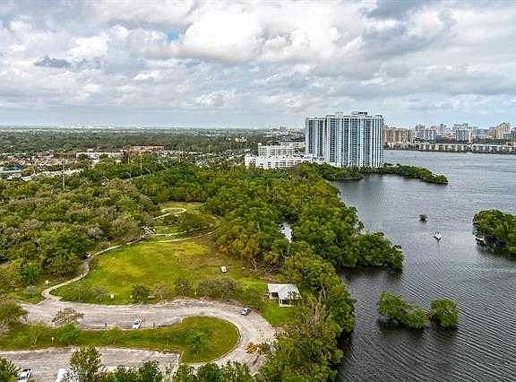 2nd image of 16385 Biscayne Blvd Unit 1817