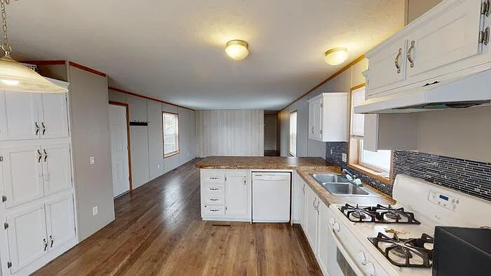 124 Delta Ave — Photo 2