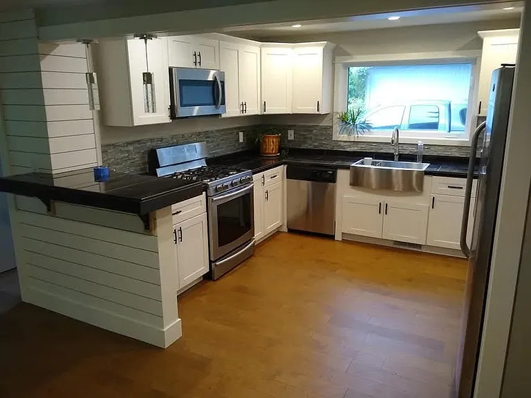 946 Jennings St — Photo 3