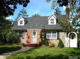 13 Midland Dr, New Hyde Park, NY 11040
