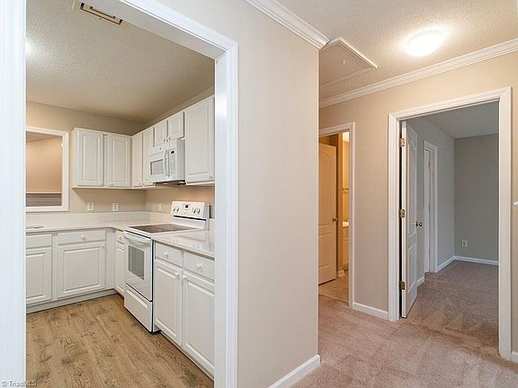 3rd image of 3027 Maple Ave APT J2
