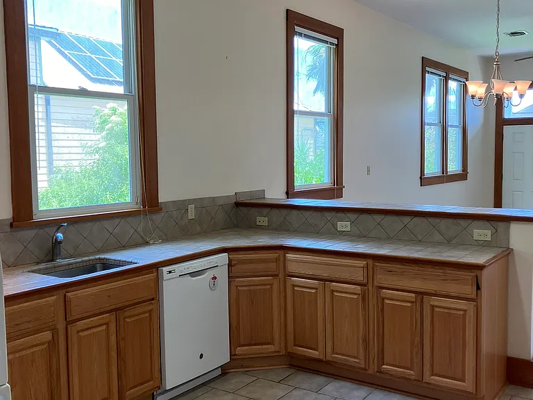 Ample counter and cabinet space