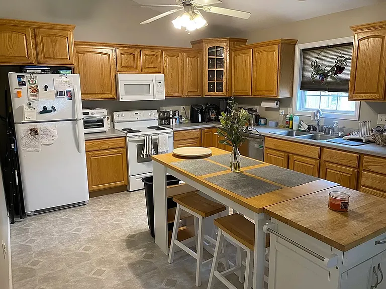 810 Cyndy Ln — Photo 11