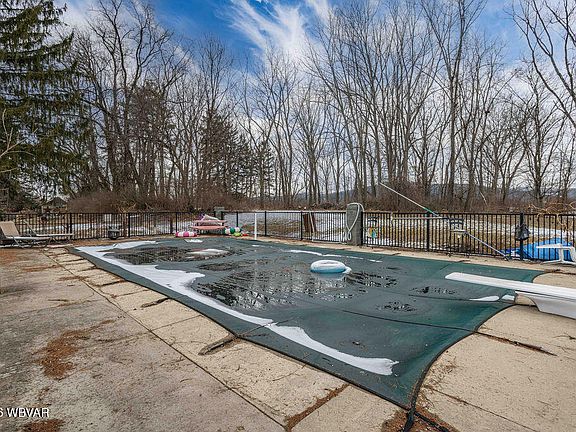 4th image of 593 Village Rd