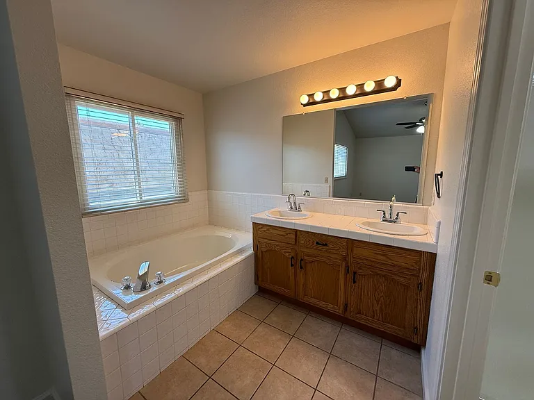 2136 Southgate Dr — Photo 28