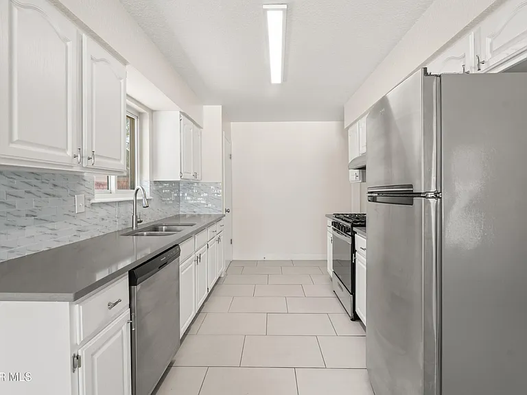 936 Oneida Dr — Photo 8