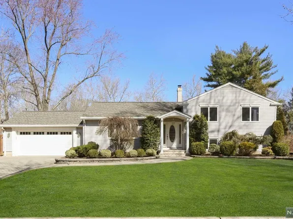1 Cedar Ct, Closter, NJ 07624