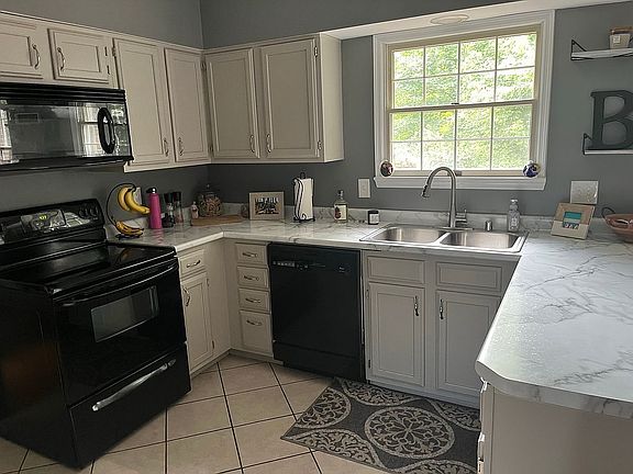 4th image of 170 Assisiknoll Ct