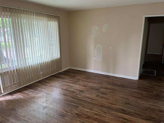 3rd image of 1722 Newhall Ct
