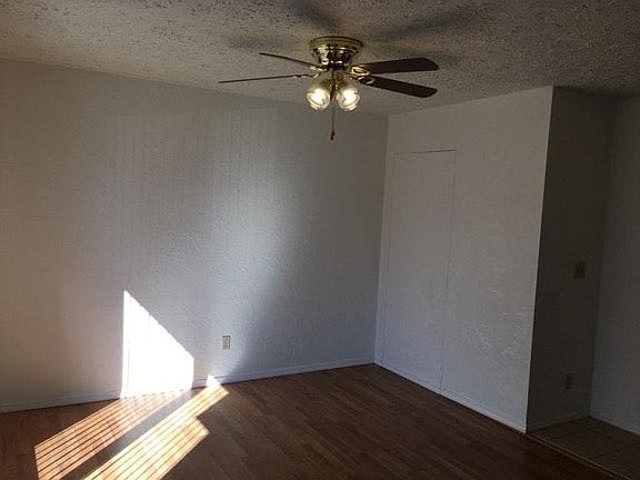 4th image of 704 White Oak Dr APT 4