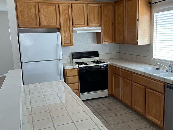 3rd image of 479 Parker Dr