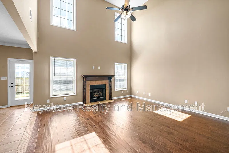 4 bed, 3.0 bath, 2610 sqft, $2,250 — Photo 4