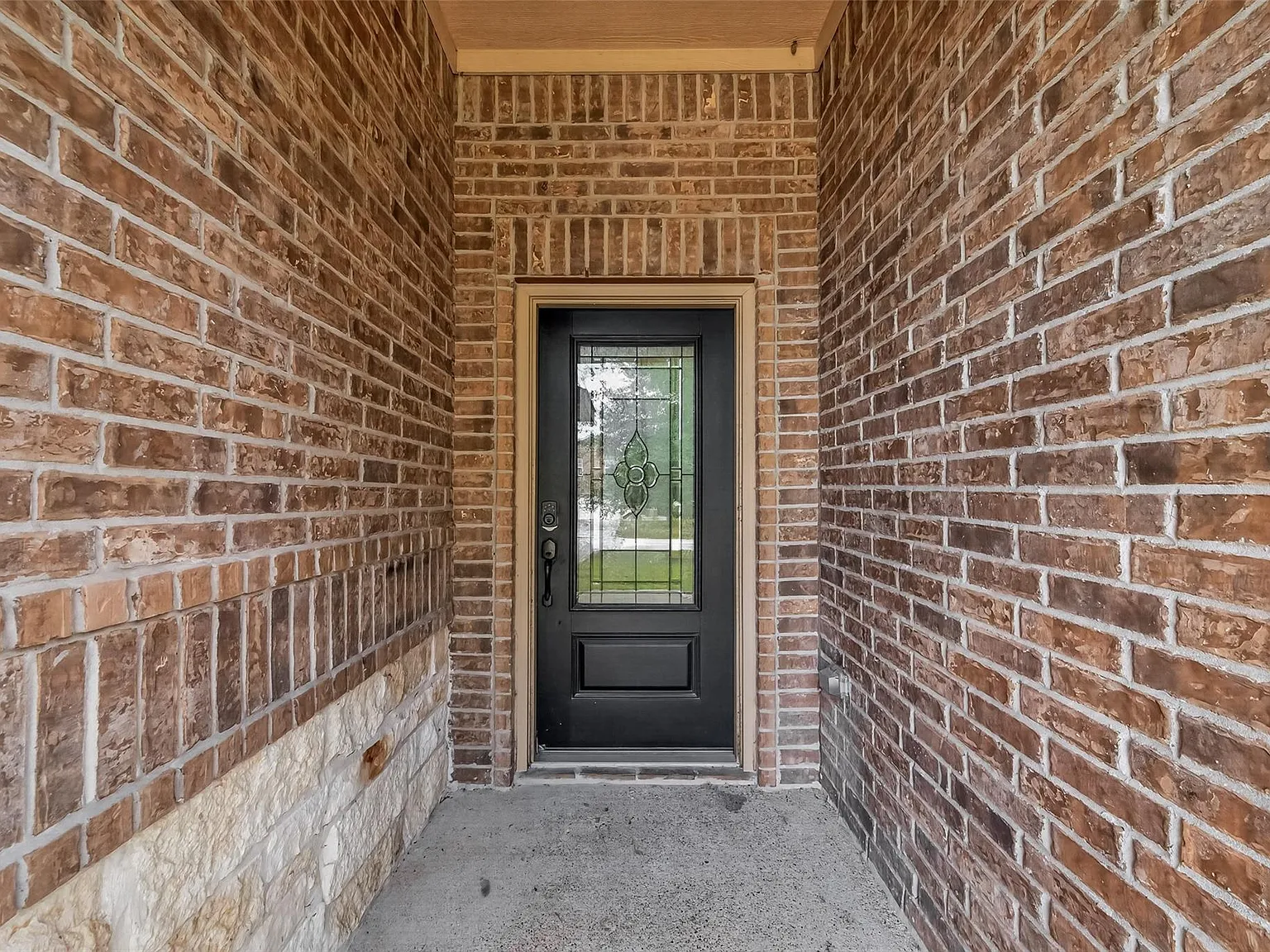 4 bed, 2.0 bath, 2099 sqft, $2,800 — Photo 3