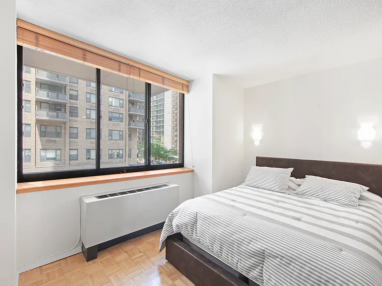 250 E 40th St #4C — Photo 3
